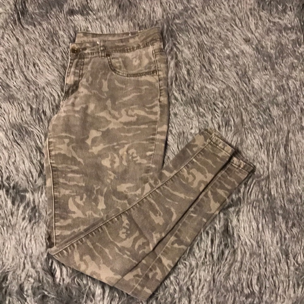 Camouflage jeans